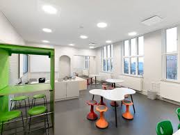 Located in central oslo, close to the royal palace where the children often enjoy walking in the gardens, the french preschool is open to every child from oslo and its surrounding area. Skolen I Bymidten Acoustics And Fresh Air With Innovative Ventilation Ceilings Knauf Danoline