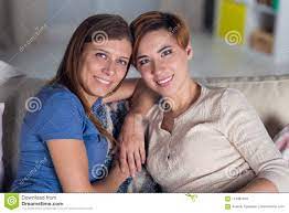 Homosexuelle Paare Von Lesbischen Frauen Zu Hause Auf Dem Couchumarmen  Stockfoto - Bild von lebensstil, haus: 113481670