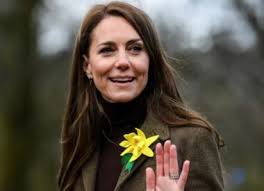 Il nuovo passatempo "green" di Kate Middleton, a caccia di funghi e piante  selvatiche