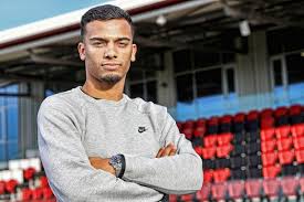 For reference, to show how good he is with the ball, i have also added andrew robertson in the mix. Wat Owen Wijndal Allemaal Veranderde Na Een Cruciaal Gesprek Voetbal International