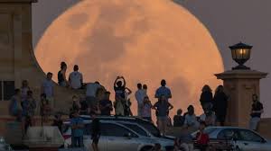 The wolf moon, first of 12 full moons in 2021, rises thursday night. First Full Moon Of 2020 The Wolf Moon To Coincide With Lunar Eclipse Abc News