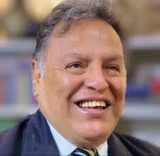 El cantante ecuatoriano Darwin fallece a los 72 años. En la mañana  informamos que estaba internado en el hospital Teodoro Maldonado ,según el  colega periodista Alsino Herrera, amigo cercano de Darwin, el