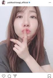 田中みな実さんに似てる あざとかわいい 柏木由紀の仰角キスショットに絶賛の嵐 耳マン キス 顔 柏木由紀 柏木