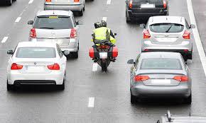 Motorrad Uberholen Im Stau Erlaubt Autozeitung De Motorrad Fahren Fahrzeugpflege Radfahren