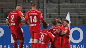 KSV Hessen Kassel gewinnt in der Fußball-Regionalliga Südwest 2:1 beim FK  Pirmasens