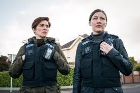 So erfährt detective sergeant steve arnott zum beispiel am eigenen leib, was es heißt, gegen seinen willen in die vertuschung einer. Line Of Duty Cops Unter Verdacht Bild Kelly Macdonald Vicky Mcclure 12 Von 62 Filmstarts De