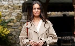 Sadri alışık kültür merkezi'nde tiyatro eğitimi almış ve birçok dizi ve reklamda oynamıştır. Gulcan Arslan Dogdugun Ev Kaderindir De