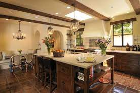 Understood for their vintage beauty and architectural information, spanish style cooking areas are stunning and inviting. Huishoudelijke Tips Om De Ruimte Beter Te Organiseren Hacienda Style Kitchen Spanish Style Kitchen Spanish Revival Kitchen