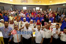 It is unclear at what time mr png and his residents were trying to cross the checkpoint when a special lane was allegedly opened for mr tan. Tambang Bas Sekolah Tak Naik Tapi