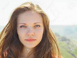 夏の自然で若い白人の美しい女性の顔の写真素材・画像素材 Image 29431307