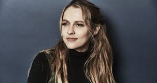 26 de febrero de 1986) es una actriz, escritora y modelo australiana, conocida por sus papeles en warm bodies, lights out y hacksaw ridge. Teresa Palmer I Got Kung Fu Kicked In The Back