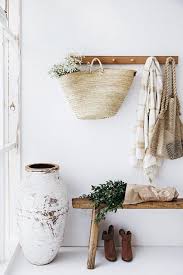 Sur Cette Photo J Aime Le Grand Vase Facon Ancien La Patere En Bois Avec Un Panier En Osier Accroche Idee Deco Entree Deco Entree Decoration Naturelle