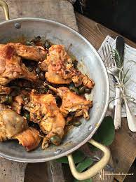 Di olive nere e verdi, ½ bicchiere di vino bianco secco, 2 spicchi d'aglio, scalogno (o 1 cipolla rossa), un rametto di rosmarino, ½ bicchiere d'aceto, farina, sale e pepe, olio evo toscano, brodo. Coniglio In Umido Con Olive Taggiasche E Cucunci Alla Ligure No Alla Briciole Briciole Di Sapori