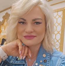 Are there any good nail salons in the area for a fill-in?