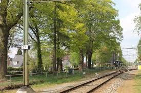 Station lunteren is een spoorwegstation aan de valleilijn (vroeger het kippenlijntje) in het nederlandse dorp lunteren. Station Lunteren