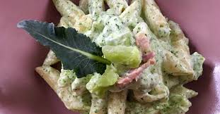 Per preparare la pasta panna e gamberi, per prima cosa mettete a bollire una pentola d'acqua che vi servirà per cuocere la pasta, poi occupatevi di pulire i crostacei: Penne Con Broccoli Panna E Pancetta Un Mix Cremoso E Croccante
