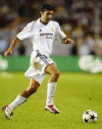 Luís filipe madeira caeiro figo oih (born 4 november 1972) is a retired portuguese professional footballer who played as a midfielder for sporting cp, barcelona. Pin Em Luis Figo