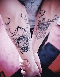 Tatouage homme motif tribal sur le flanc et la hanche. 1001 Idees Tatouage Sur L Avant Bras Tel Une Carte De Visite