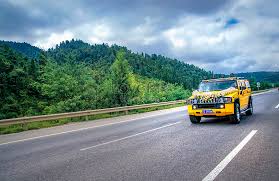 Jalan yang panjangnya hampir 200 km ini akan membentangkan pemandangan historikal. Kereta Perkahwinan Memandu Di Jalan Raya Gambar Unduh Gratis Imej 500572837 Format Jpg My Lovepik Com