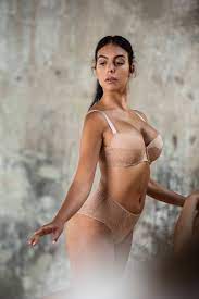 PHOTOS - Georgina Rodriguez très sexy en lingerie dans une nouvelle  campagne de pub - Gala