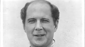 Balding, baritone-voiced actor played Major Winchester in M*A*S*H