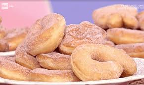 Ciambelle fritte e al forno, una ricetta facile per un dolce squisito. Sal De Riso La Ricetta Delle Ciambelle Dolci Di Patate La Prova Del Cuoco Ultime Notizie Flash