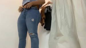 ESPIANDO EN EL VESTIDOR PUBLICO A BELLA MUJER - XNXX.COM