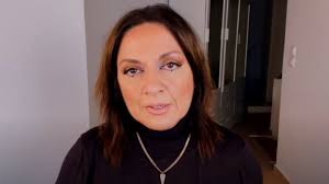 Όλα πηγαίνουν μια χαρά, μέχρι που χτυπά το τηλέφωνο και κάνει την εμφάνισή της μια απρόσμενη επισκέπτρια. Eidhseis Me 8ema Instagram Yupiii Gr