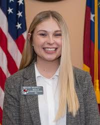 Mandi Ballinger's Instagram, Twitter & Facebook