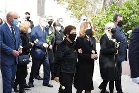.στην εκπομπή αποκαλυπτικά live μίλησε για την αξέχαστη αδελφή του αλίκη βουγιουκλάκη και αναφέρθηκε στην εντελώς διαφορετική άποψη που έχει από εκείνη του γιάννη παπαμιχαήλ. Je1u1o 2gmnubm