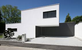 Unsichtbar In Die Fassade Integrierte Garage Bauemotion De Bauhausstil Haus Fassade Style At Home