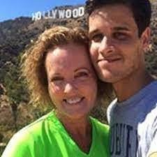 Cindi Cross's Instagram, Twitter & Facebook