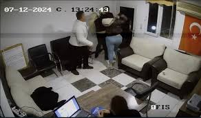 Öfkeli anne, kızının taciz şüphelisini arkadaşıyla birlikte tekme tokat  dövdü - Gazete Şehir