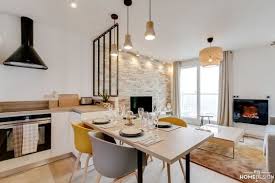 La Famille Proprietaire De Cet Appartement Neuf Situe A Paris L Avait Achete Sur Plan Bien Avant Qu Il Leur S Appartement Chic Cuisines Dans Salon Deco Salon