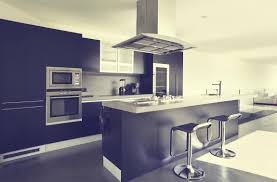 Una cocina con barra que conecta espacios. Barra Americana En Cocinas Grandes Y Pequenas Armarios Y Cocinas Closet