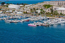 As ilhas bermudas, em inglês chamadas bermuda (no singular), são um território britânico ultramarino membro da comunidade do caribe localizadas no oceano atlântico, constituídas por uma ilha principal e um conjunto de pequenas ilhas separadas por estreitos canais, hoje ligadas por pontes rodoviárias. Bermudas Wikipedia A Enciclopedia Livre