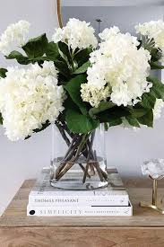 Browse 121 coffee table flower arrangement on houzz whether you want inspiration for planning coffee table flower arrangement or are building designer coffee table flower arrangement from scratch, houzz has 121 pictures from the best designers, decorators, and architects in the country, including dufner heighes inc and chez roberts design. Fruhlings Blumen Richtig Stylen Immer Der Vase Nach Schweizer Illustrierte Floral Arrangements Decor Flower Arrangements