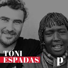 Con más de dos décadas viajando y pasando largas temporadas en África, Toni  Espadas se ha distinguido por contar historias desde distintos prismas: la  fotografía antropológica, el diseño de rutas turísticas y