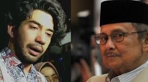 Di hadapan kami, bj habibie yang berusia 74 tahun menyampaikan cerita yang lebih kurang sbb eyang adalah teladan. Perankan Bj Habibie Muda Ini Kedekatan Reza Rahadian Dan Presiden Ketiga Ri Ini Tribun Manado