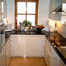Kuche In Weiss Hochglanz Mit Schwarzer Steinarbeitsplatte Kitchen Design Kitchen Home Decor