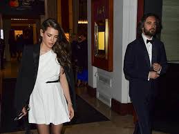 La portada de la revista italiana 'chi' muestra a la hija de carolina de mónaco, vestida con un bañador negro y marcando tripita. Carlota Casiraghi Se Ha Casado Con Dimitri Rassam