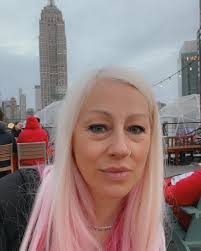 The face behind Deluxe Travel Company I really should introduce myself and  my new business. During my 20s I travelled a lot, and have always dreamed  of going back to that life