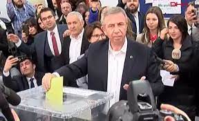 Mansur yavaş büyük kızı çağlayan yavaş'ı 2014 yılında evlendirdi. Mansur Yavas Esi Ve Kizi Ile Oyunu Kullandi Politika Haberleri