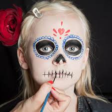 Blaues make up, das mädchen stellt elsa dar, eine schneeflocke aus krone, halloweeen schminken kinder. Halloween Kinder Schminken Dia De Los Muertos Make Up