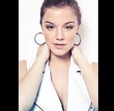 Carol Alves's Instagram, Twitter & Facebook