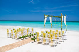 The florida beaches provide a natural romantic setting, wedding attire for the premier couple and guests can be casual, stylish and inexpensive.and $1000's of dollars can be saved on decorations and the reception. Beach Weddings Inspiration Venues Expert Tips Sandals