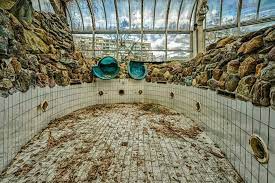 tropicana het verlaten zwembad de waterglijbaan van pieter van roijen op canvas behang en meer waterglijbanen oude verlaten gebouwen verlaten plaatsen