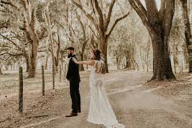 Tampa Wedding At The Wedding Retreat In Plant City Tampa Wedding Photographer Tampa Elope In 2020 Tampa Wedding Venue City Wedding Venues Dream Catcher Wedding Decor