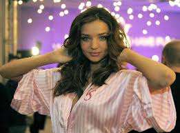 And she did not blink an eye to accept gifts worth millions of dollar. Book Miranda Kerr Welcomed Romance Diamonds From Fugitive