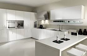 Beautiful Beige Interior Modern Kitchen Idea Wall Mounted Wooden White High Gloss Finish U Shape Int Modern Mutfak Tasarimi Cagdas Mutfak Mutfak Ic Dekorasyonu